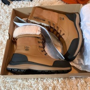NWT Women’s Ugg Snowboots
